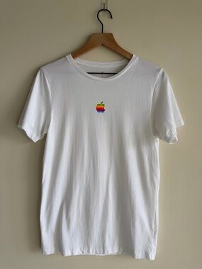 Apple Park Visitor Center Rainbow Logo T Shirt White XS Classic Apple Tee